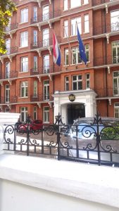 Die Niederländische Botschaft hat die Europafahne gehisst