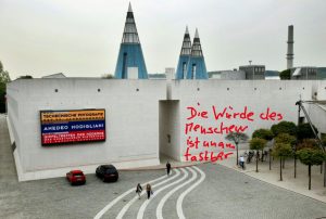 Ich würde der Bundeskunsthalle dieses Kunstwerk unter der Bedingung zur Verfügung stellen, dass Christo es niemals einpacken dürfte. Ea würde nämlich niemandem aufallen.